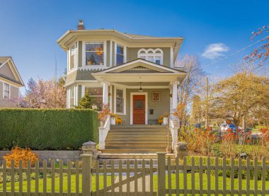 Vancouver, Kanada 'da lüks bir ev. Güneşli bir günde verandası olan lüks bir ev. Seçici odaklanma, kimse.