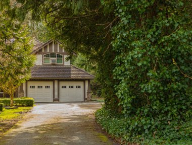 Vancouver, Kanada 'da ağaçları olan lüks bir ev. Bulutlu bir günde avlusu olan lüks bir ev. Seçici odaklanma, kimse.