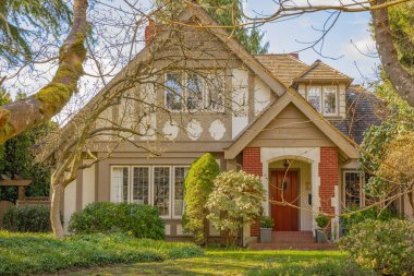 Vancouver, Kanada 'da lüks bir ev. Güneşli bir günde verandası olan lüks bir ev. Seçici odaklanma, kimse.