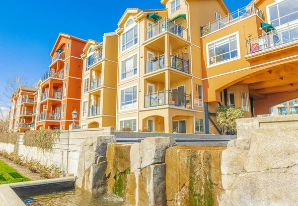 New Westminster BC, Kanada-5 Nisan 2022 'de güneşli bir günde modern komşuluk evleri. Kanada modern konut mimarisi. Hiç kimse, sokak fotoğrafı.