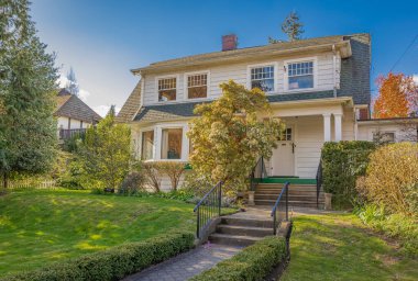 Vancouver, Kanada 'da lüks bir ev. Güneşli bir günde verandası olan lüks bir ev. Seçici odaklanma, kimse.