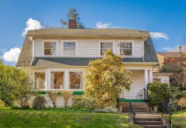 Vancouver, Kanada 'da lüks bir ev. Güneşli bir günde verandası olan lüks bir ev. Seçici odaklanma, kimse.