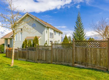 Vancouver, Kanada 'da lüks bir ev. Güneşli bir günde verandalı ve ahşap çitli lüks bir ev. Seçici odaklanma, kimse.