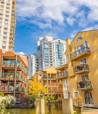 New Westminster BC, Kanada-5 Nisan 2022 'de güneşli bir günde modern komşuluk evleri. Kanada modern konut mimarisi. Hiç kimse, sokak fotoğrafı.