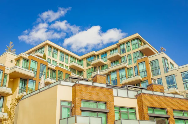 New Westminster BC, Kanada-5 Nisan 2022 'de güneşli bir günde modern komşuluk evleri. Kanada modern konut mimarisi. Hiç kimse, sokak fotoğrafı.