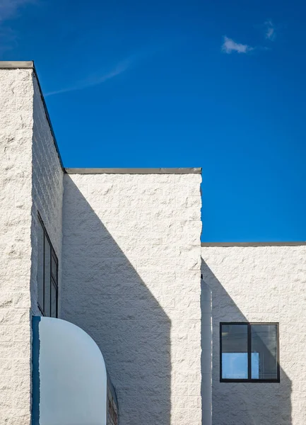 Abstrakcyjna architektura na tle błękitnego nieba. Nowoczesny biały budynek przeciwko błękitnemu niebu — Zdjęcie stockowe