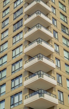 Modern, yüksek katlı bir apartmanın ön yüzü. Yüksek Binalı Konut Binasının Soyut Mimari Detayları. Sokak fotoğrafı, hiç kimse, seçici odak