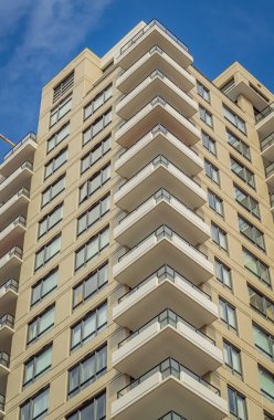Modern, yüksek katlı bir apartmanın ön yüzü. Yüksek Binalı Konut Binasının Soyut Mimari Detayları. Sokak fotoğrafı, hiç kimse, seçici odak