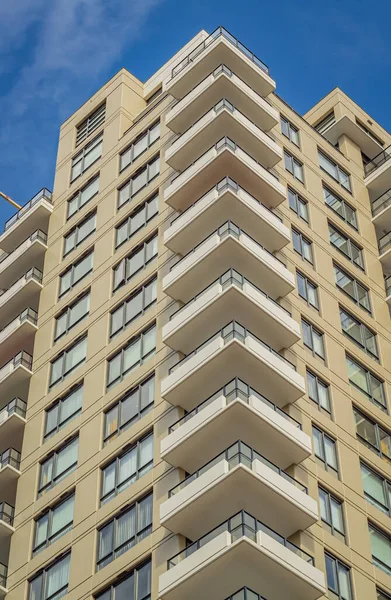 Modern, yüksek katlı bir apartmanın ön yüzü. Yüksek Binalı Konut Binasının Soyut Mimari Detayları. Sokak fotoğrafı, hiç kimse, seçici odak
