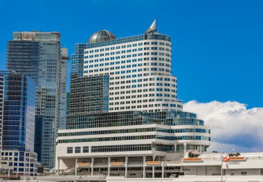 Güneşli bir günde Vancouver şehir merkezi manzarası. Şehir manzarası geçmişi. Vancouver Skyline Kanada şehir merkezinin batı ucunda. Sokak fotoğrafı: 11 Nisan 2022-Kanada
