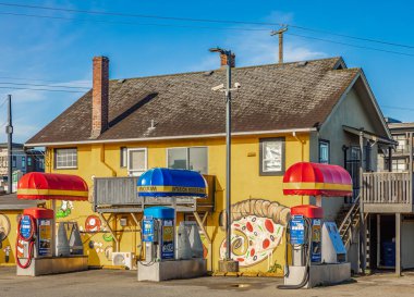 Araba yıkama servisi müşteri bekliyor. Süpürge temizliği ve oto yıkama servisi. Araç yıkama sabunu, köpük temizleme istasyonu 11 Nisan 2022-Langley BC, Kanada. Sokak fotoğrafı, seçici odak