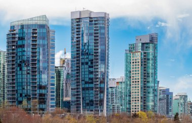 Vancouver şehir merkezi manzarası. Şehir manzarası geçmişi. Vancouver Skyline Kanada şehir merkezinin batı ucunda. Sokak fotoğrafı: 11 Nisan 2022-Kanada