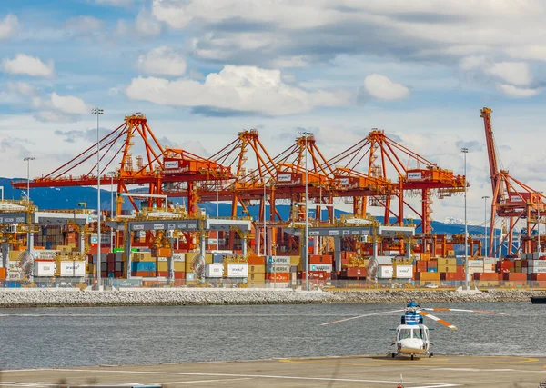 加拿大温哥华集装箱码头 Container Port Terminal 是北美西海岸三大港口之一 位于加拿大温哥华 2022年4月11日 旅行照片 选择性焦点 — 图库照片