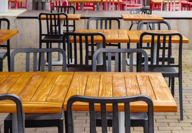 Vancouver BC 'de boş bir kafenin görüntüsü. Sandalyeleri ve masaları olan bir kafeterya aç. Sokak fotoğrafı, seçici odak, hiç kimse