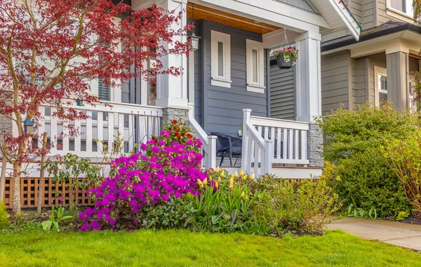 Luxusní dům ve Vancouveru v Kanadě. Velký luxusní dům s terasou na zataženo oblačný den. — Stock fotografie