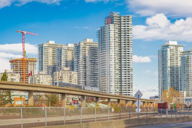 New Westminster şehrindeki Sky Train istasyonuna yakın yüksek binaların inşa edildiği yeni bir yerleşim alanı. Sokak fotoğrafı, seçici odak noktası, şehir manzarası 5 Nisan 2022. BC, Kanada