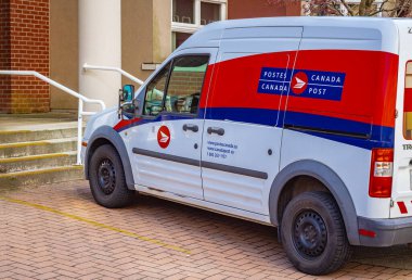 Kanada posta minibüsü Vancouver, Kanada şehir merkezinde. Bir Canada Post teslimat kamyonu. 5 Nisan 2022. Sokak fotoğrafı, hiç kimse, editör, seçici odak