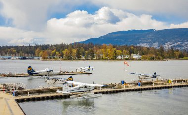 Yüzen uçaklar Vancouver limanına yanaştı. Vancouver Limanı Uçuş Merkezi Havalimanı 'nda 11 Nisan 2022-Vancouver BC, Kanada. Seyahat fotoğrafı, yazı işleri.