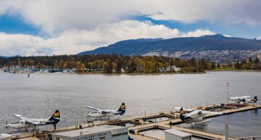 Yüzen uçaklar Vancouver limanına yanaştı. Vancouver Limanı Uçuş Merkezi Havalimanı 'nda 11 Nisan 2022-Vancouver BC, Kanada. Seyahat fotoğrafı, yazı işleri.