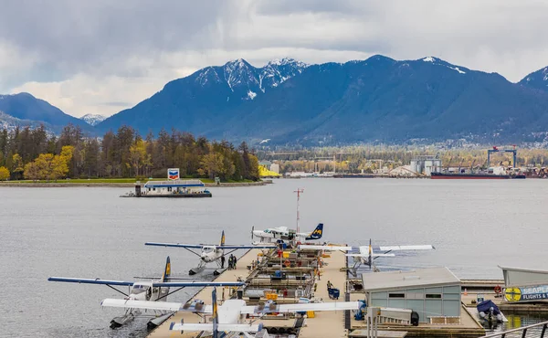 Επιπλέουν αεροπλάνα αγκυροβολημένα στο αεροδρόμιο του λιμανιού του Βανκούβερ σε συννεφιασμένη μέρα. Αεροπλάνα στο αεροδρόμιο Vancouver Harbour — Φωτογραφία Αρχείου