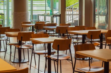 Ahşap klasik mobilyaları olan modern ve basit bir kafe. Küçük bir kafeteryanın içinde. Seçici odaklanma, kimse