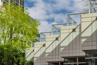 Mimari dış görünüş modern bina duvarının ışıkları ve gölgeleri. Modern kentsel mimari kare şeklindeki bir bina soyut bir arka plandır. Sokak fotoğrafı, hiç kimse, seçici odak