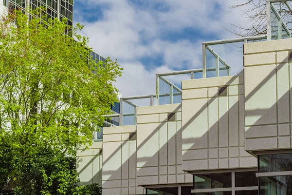 Mimari dış görünüş modern bina duvarının ışıkları ve gölgeleri. Modern kentsel mimari kare şeklindeki bir bina soyut bir arka plandır. Sokak fotoğrafı, hiç kimse, seçici odak