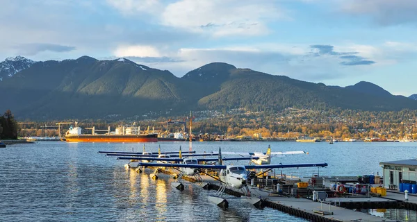 Günbatımında Vancouver Limanı Havaalanı 'na yüzen uçaklar yanaştı. Vancouver Limanı Uçuş Merkezi Havalimanı 'nda 11 Nisan 2022-Vancouver BC, Kanada. Seyahat fotoğrafı, yazı işleri.