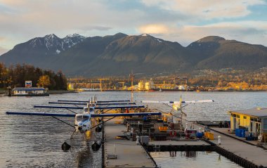 Günbatımında Vancouver Limanı Havaalanı 'na yüzen uçaklar yanaştı. Vancouver Limanı Uçuş Merkezi Havalimanı 'nda 11 Nisan 2022-Vancouver BC, Kanada. Seyahat fotoğrafı, yazı işleri.