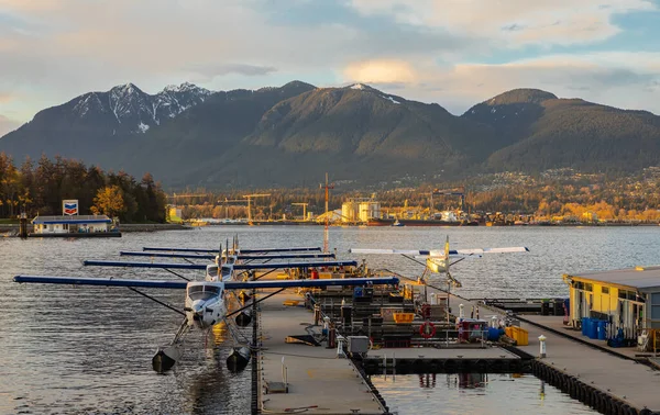 Günbatımında Vancouver Limanı Havaalanı 'na yüzen uçaklar yanaştı. Vancouver Limanı Uçuş Merkezi Havalimanı 'nda 11 Nisan 2022-Vancouver BC, Kanada. Seyahat fotoğrafı, yazı işleri.