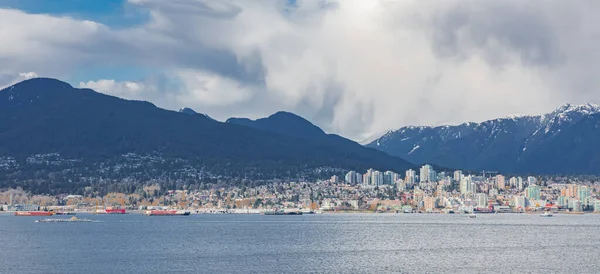 English Bay 'in karşısındaki Vancouver' ın Batı Yakası 'na bakın. seyahat fotoğrafı, seçici odak, hiç kimse