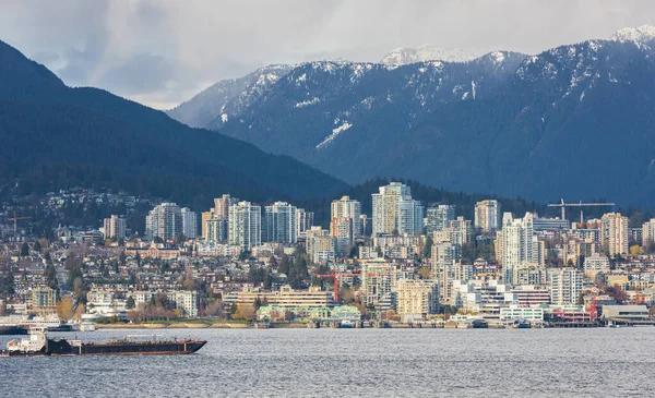 English Bay 'in karşısındaki Vancouver' ın Batı Yakası 'na bakın. seyahat fotoğrafı, seçici odak, hiç kimse