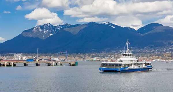 Bir feribot Vancouver 'ın Burrard körfezinden Kuzey Vancouver' dan geçiyor. Vancouver, British Columbia 'da popüler bir ulaşım aracı. Seyahat fotoğrafı, seçici odak.