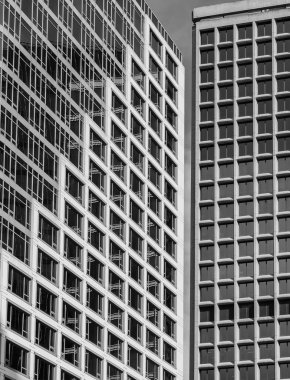 Mimari dış görünüş modern bina duvarının ışıkları ve gölgeleri. Modern kentsel mimari kare şeklindeki bir bina soyut bir arka plandır. Sokak fotoğrafı, hiç kimse, seçici odak