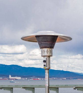 Mantar mantarı propan teras ısıtıcısı açık hava restoran verandasında. Avlu-Vancouver BC için gaz ısıtıcısı. Sokak fotoğrafı, seyahat fotoğrafı, seçici odak, hiç kimse