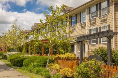 Kanada, BC 'de bahar çiçekleri olan modern evler. Kanada modern konut mimarisi. Hiç kimse, sokak fotoğrafı.
