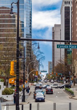 Vancouver şehir merkezi manzarası. Şehir manzarası geçmişi. Vancouver Skyline Kanada şehir merkezi modern soyutlama ve sokak trafiği. Sokak fotoğrafı: 11 Nisan 2022-Kanada