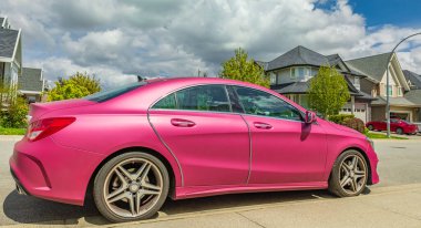 Pembe renkli, fütüristik tasarımı olan lüks Mercedes Benz CLA sınıfı araba, 7.2022 - Vancouver BC, Kanada. Sokak manzarası, seyahat fotoğrafı, makale, hiç kimse.