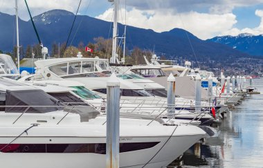 Vancouver Kanada Kömür Limanı 'nda bulutlu bir günde lüks yatlar. Şehir yaşam tarzı - 11 Nisan 2022. Seçici odak, hiç kimse, seyahat fotoğrafı, hiç kimse.