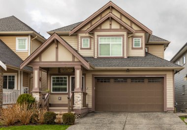 Vancouver, Kanada 'da lüks bir ev. Bulutlu bir günde avlusu olan lüks bir ev. Seçici odaklanma, kimse.