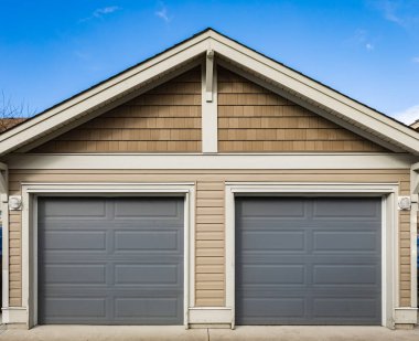 Lüks bir evin garaj kapısı. Vancouver, Kanada 'da garaj kapısı. Sokak fotoğrafı, hiç kimse, seçici odak