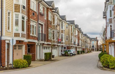 BC, Kanada 'da modern binalar. Kanada modern konut mimarisi - 20 Şubat 2022-Vancouver BC, Kanada. Hiç kimse, sokak fotoğrafı.