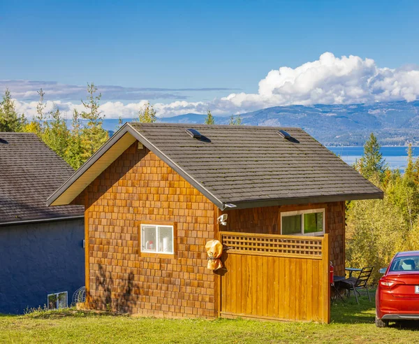 Açık yeşil ve ahşap küçük bir kulübe, bahçe evi, etrafında bazı aletler olan bir bank.