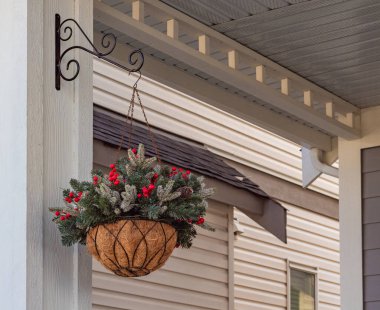 Evin dışındaki sepetin içinde çok renkli bir buket asılı. Sokak fotoğrafı, evin dış görünüşü, hiç kimse, seçici odak