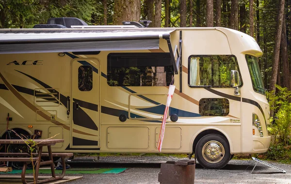 Camping Trailer Campin Forest Nobody Travel Photo Selective Focus April — Stockfoto