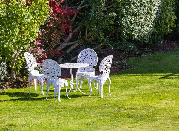Biały Stół Krzesła Ogrodzie Słoneczny Dzień Meble Ogrodowe Zdjęcie Uliczne — Zdjęcie stockowe