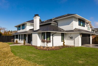 Vancouver, Kanada 'da lüks bir ev. Güneşli bir günde verandası olan lüks bir ev.