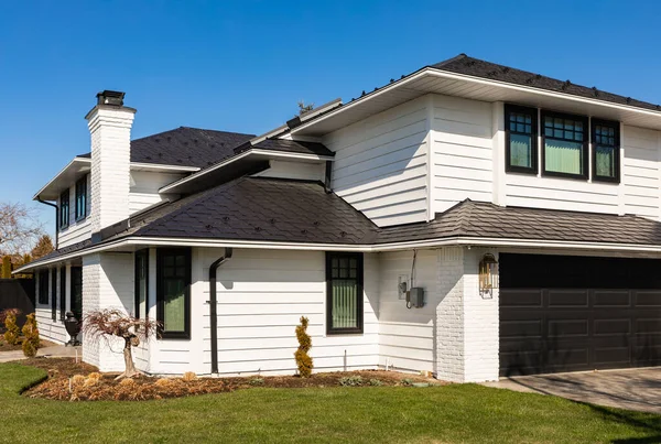 Vancouver, Kanada 'da lüks bir ev. Güneşli bir günde verandası olan lüks bir ev.