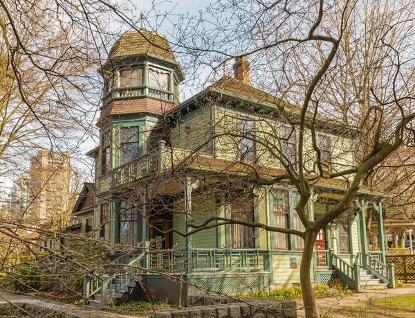 Roedde House Müzesi 'nin manzarası. Vancouver BC 1415 Barclay Caddesi 'nde bir Viktorya dönemi evi.
