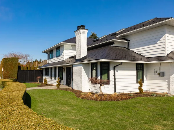 Vancouver, Kanada 'da lüks bir ev. Güneşli bir günde verandası olan lüks bir ev. Seçici odaklanma, kimse.